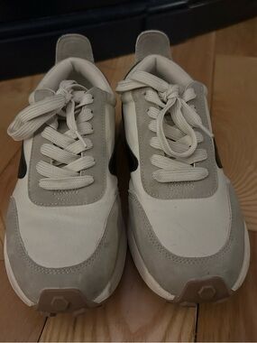 DV by dolce vita women’s size 8 Cream and Black Low-Top Sneakers